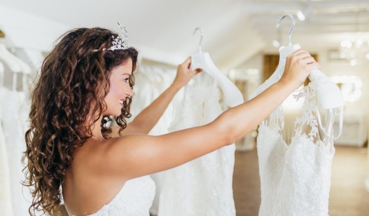 Przymiarki w salonie sukien ślubnych MiaBella Opole